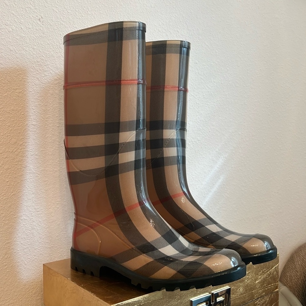 NWOT Burberry Classic Check rubber rain boots